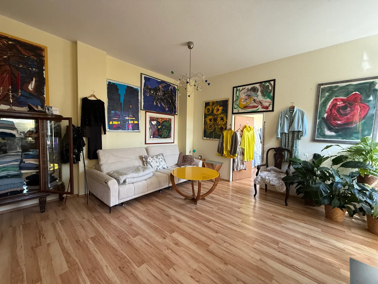 Eklektisch mit Kunst eingerichteter Wohnraum von Luise Lindenau in Kiel