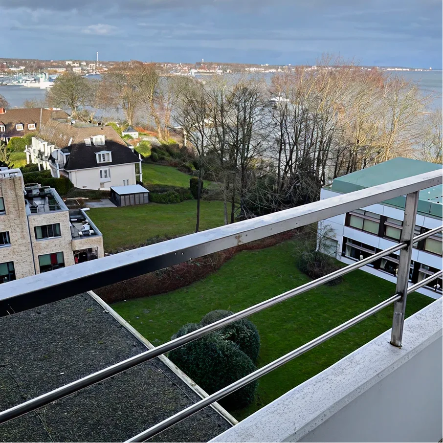 Balkon der Maritim Residenz mit Blick über den Garten auf die Kieler Förde